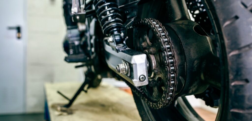 Lubricar cadena de la moto